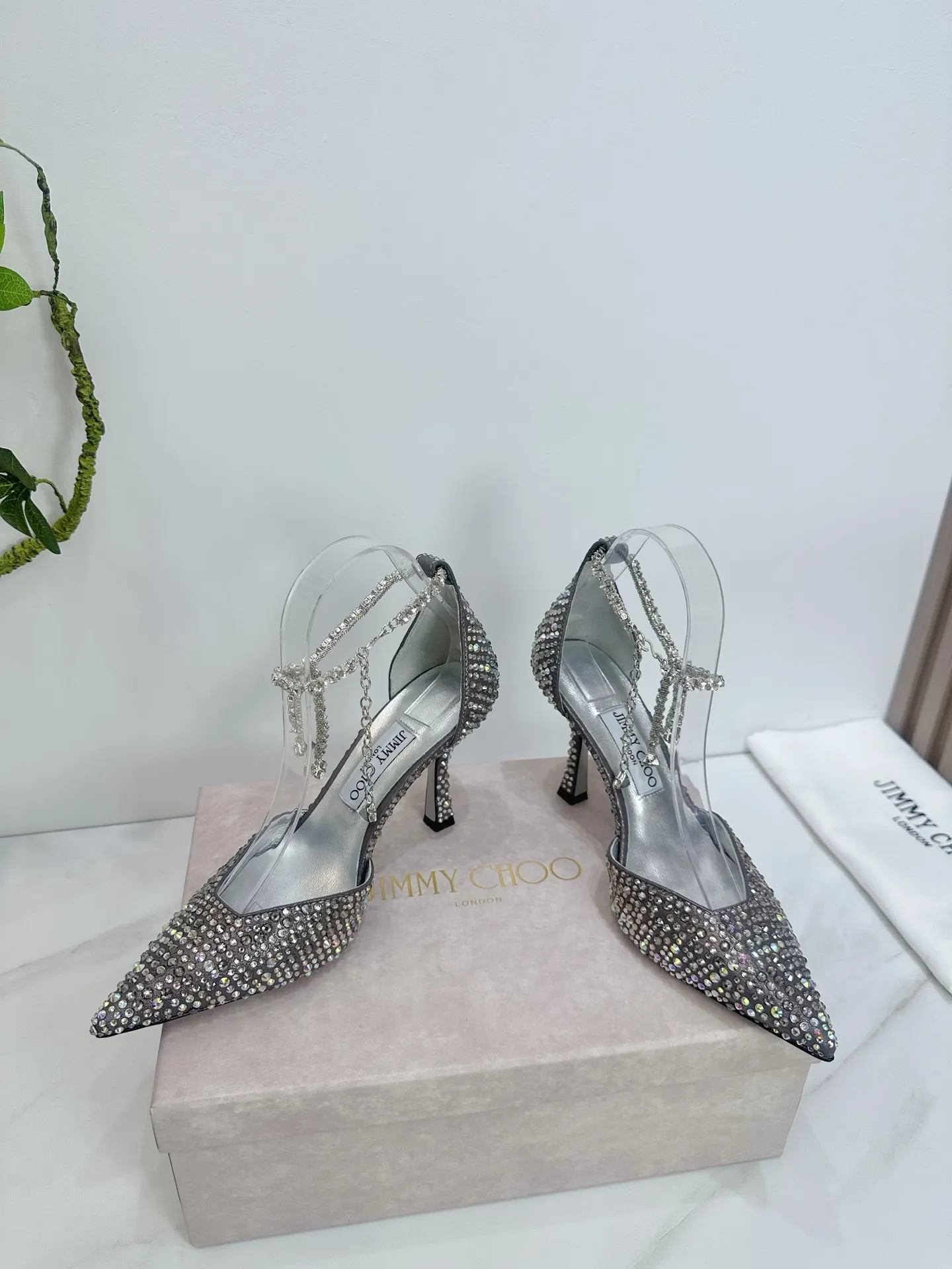 👟👟Ex-factory price 820👟👟 JIMMY CHOO (Jimmy CHOO) 💝💝💝 is a very comprehensive noble fashion lifestyle brand, with a series of women's high-heeled, medium-heeled, flat-heeled sandals with the same strap from major fashion bloggers and celebrities in Hong Kong and the United States.  The Australian pointed toe, round toe and square toe series are simply beautiful. Fall in love with elegance and playful sense of the future. Just by looking at them, you want to own them immediately, but you can really think about a pair of exquisite high heels~~~~~~~~~~~~~~~~~ 💝This series is specially designed for extraordinary and indifferent ladies, thus creating a unique overall effect, Jimmy Choo Design products that inspire women to move forward and show their charm💝💝💝 1⃣️Material: Imported silk hot diamond 2⃣️Inner: Imported Italian lambskin, super soft and delicate 3⃣️Outsole: Imported Italian original original color genuine leather injection molded outsole Heel height 8.5 4⃣️Code number: 35 to 39 (34.40.41.42. Customized)